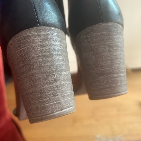 EOS Black and Tan Leather Sandals 39/8.5 - Picture 15 of 16